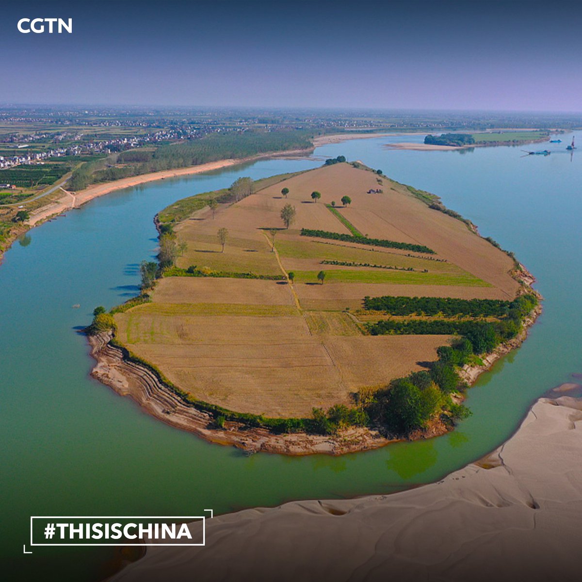 CGTNOfficial's tweet photo. Every autumn, a decline in the water level in the middle and lower reaches of Yangtze River in Bailizhou Town, Yichang of central #China's Hubei Province, exposes a stretch of the sandbank. https://t.co/K2GMcmDKTF