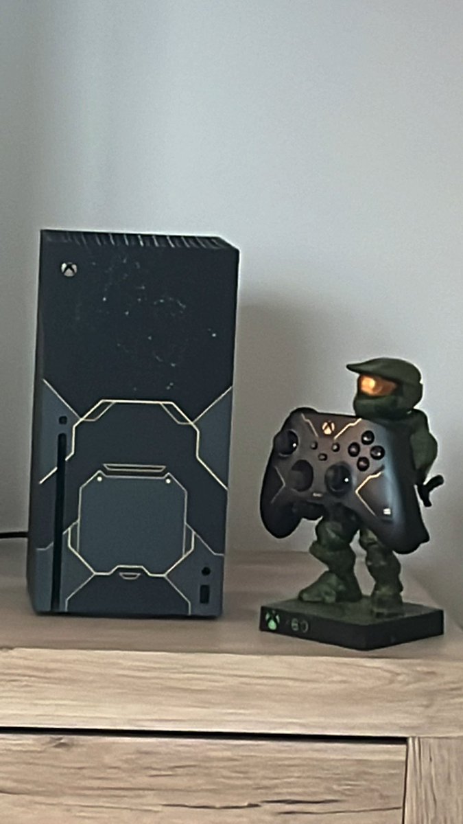 ShalinaScherer's tweet photo. @FranzEder11 @XboxBotDe Fehlt nur noch der Elite Controller. 😅 die Steelbox Edition von Amazon kommt auch noch aber die ist schon bestellt. 🥰 https://t.co/wQNoVNvqyN