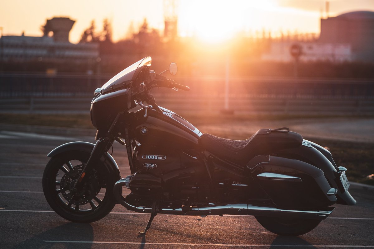 J'avais besoin pour commencer la semaine d'une photo qui donne envie de profiter de sa journée de ride jusqu'au coucher de soleil. Musique d'ambiance type "Café del mar" sur les enceintes Marshall. 🌇
BMW R18 Bagger 
<a href="/BMWMotorrad/">BMWMotorrad</a> <a href="/BMWGroupFrance/">BMW Group France</a> <a href="/nath_heinrich/">Nathanaelle Heinrich</a> @GuillaumeStortz