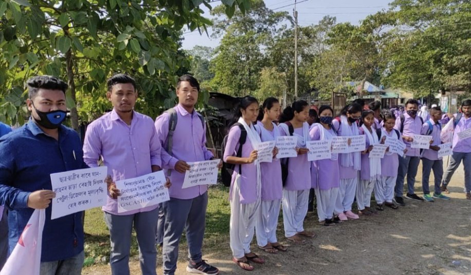 MayukhDuke's tweet photo. Raise your voice against the anti-student National Education Policy(NEP) and National Eligibility cum Entrance Test(NEET).
The siege of the Union Government offices.
Chennai. Coimbatore. Bangaigaon (Assam).
#BanNEET #RejectNEP2020 #FestivalOfResistance #SFI https://t.co/0TIxY8ISyW