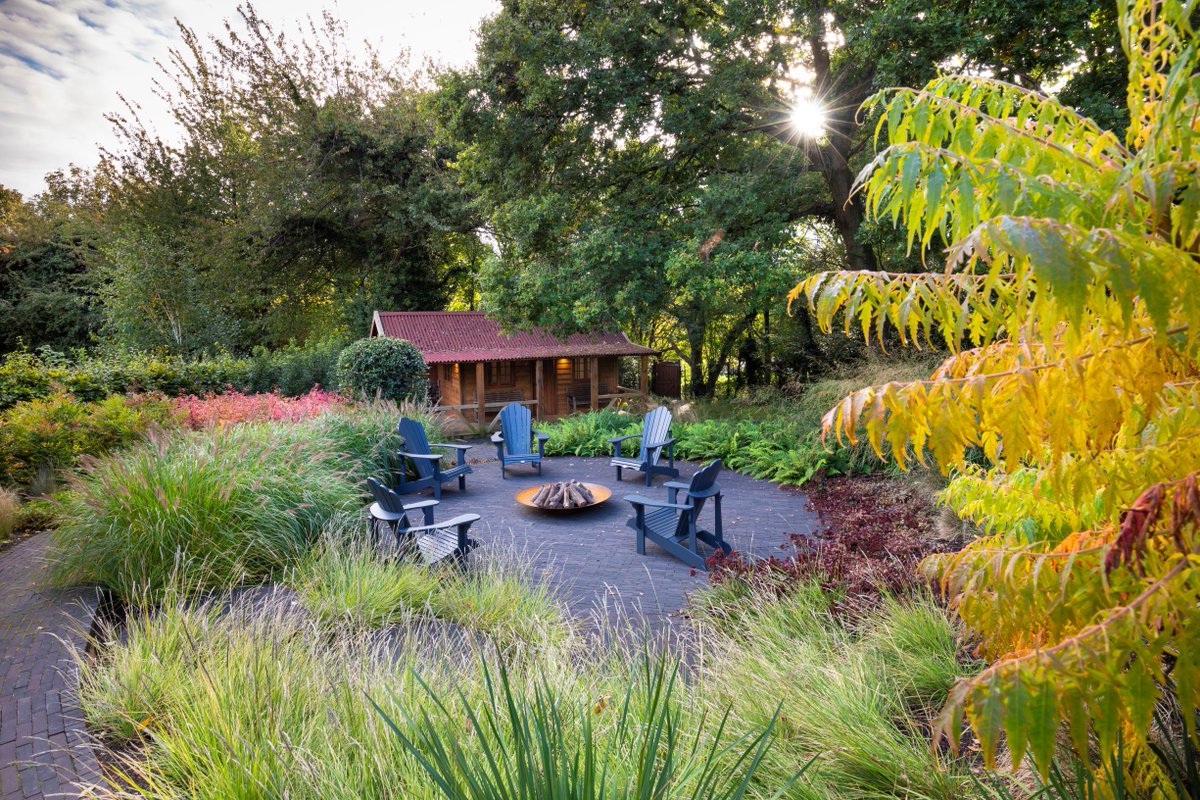 BowlesWyer's tweet photo. We're absolutely delighted that one of our design and build projects has been featured in @GdnsIllustrated this month - looking stunning in Autumn colour!

Photos by @RichardBloom_ 
#gardendesign #garden #design #countrygarden #planting #horticulture #gardeninspiration https://t.co/nuuvAId16o