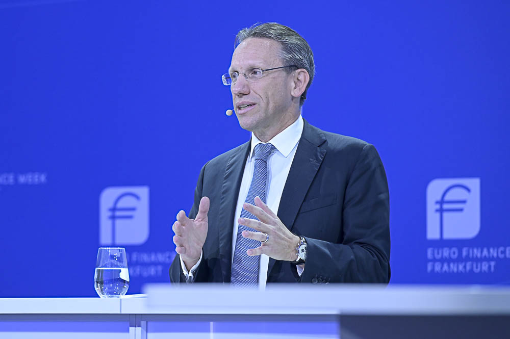 eurofinanceweek's tweet photo. Ein toller Auftakt der 24. EURO FINANCE WEEK - Begrüßung von @M_Boddenberg, @joergkukies, @AndreasGScholz und die Eröffnungskeynote von Christian Sewing.
@FinanzenHessen 
@DeutscheBank 
#efweek21 #eurofinanceweek #finanzen https://t.co/3DjCXf9Yzo