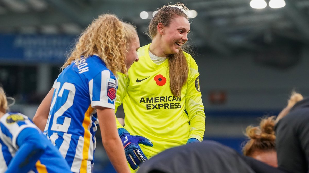 Another shut-out for Megan Walsh ✋

Yesterday's 1-0 win over Leicester marked her fourth @BarclaysFAWSL clean sheet of the campaign! 🛑