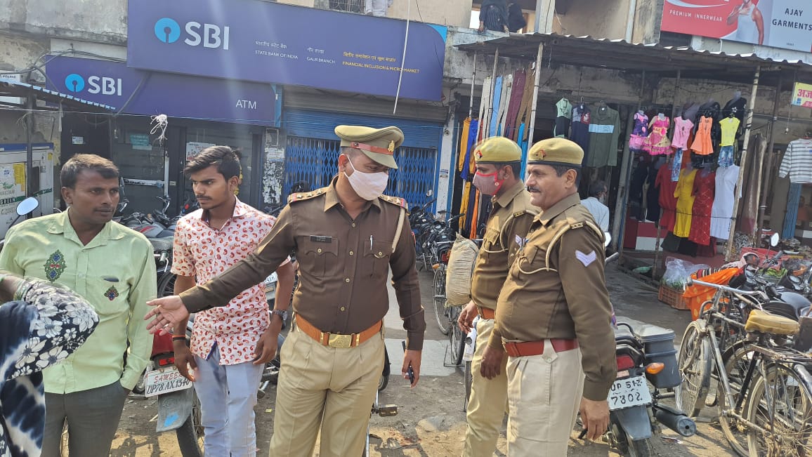 gaurpolice's tweet photo. #BastiPolice #SHOGaur श्री संजय कुमार मय टीम द्वारा थाना क्षेत्र अन्तर्गत बैंकों में लगें cctv,सायरन संदिग्ध व्यक्तियों, वाहनों की चेकिंग की गई तथा बैंक में मौजूद लोगों को सुरक्षा/बचाव हेतु जागरूक किया गया। https://t.co/4L2yO4i60U