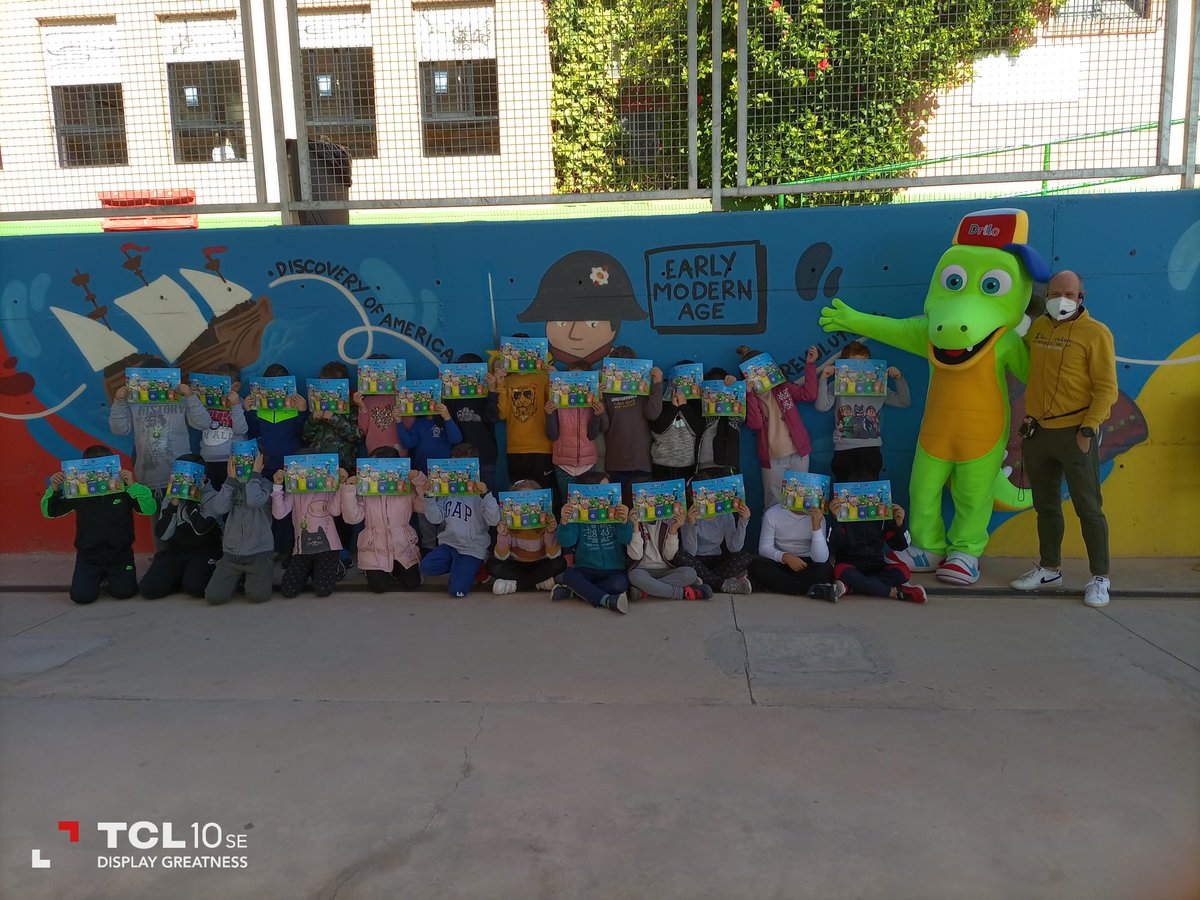 SercomosaN's tweet photo. El #CocodriloDrilo enseña a los niños y niñas como entre todos, podemos cuidar el planeta y crear un mundo mejor poniendo en práctica las #Erres. 😀👧🧒♻️🌍

Reducir, Reutilizar, Reciclar y Recuperar. 👏👏

#Acciona @AytMolinaSegura #ColeTiernoGalván #EconomíaCircular https://t.co/QZ8JtbUsYO