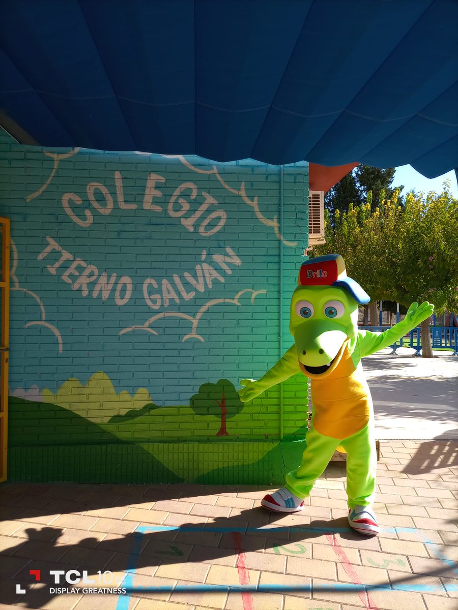 SercomosaN's tweet photo. El #CocodriloDrilo enseña a los niños y niñas como entre todos, podemos cuidar el planeta y crear un mundo mejor poniendo en práctica las #Erres. 😀👧🧒♻️🌍

Reducir, Reutilizar, Reciclar y Recuperar. 👏👏

#Acciona @AytMolinaSegura #ColeTiernoGalván #EconomíaCircular https://t.co/QZ8JtbUsYO