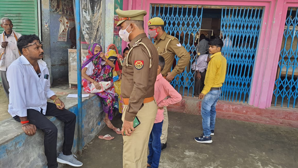 gaurpolice's tweet photo. #BastiPolice #SHOGaur श्री संजय कुमार मय टीम द्वारा थाना क्षेत्र अन्तर्गत बैंकों में लगें cctv,सायरन संदिग्ध व्यक्तियों, वाहनों की चेकिंग की गई तथा बैंक में मौजूद लोगों को सुरक्षा/बचाव हेतु जागरूक किया गया। https://t.co/4L2yO4i60U
