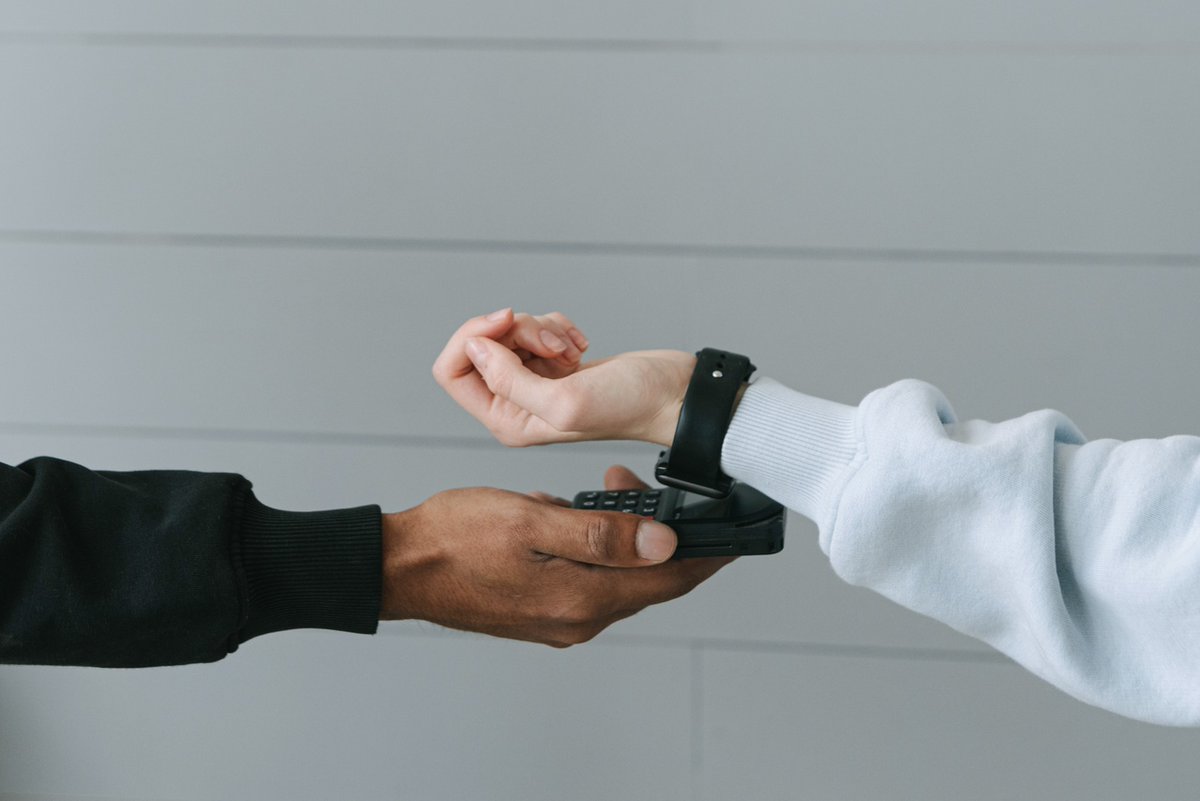 Payperlesscom's tweet photo. Later this year, #Verifone terminals will start accepting payments for US merchants from a range of #Cryptocurrency wallets and tokens thanks to a partnership with BitPay Inc.

Read more: https://t.co/ptWQE530u4 https://t.co/g6pkKhOeRQ