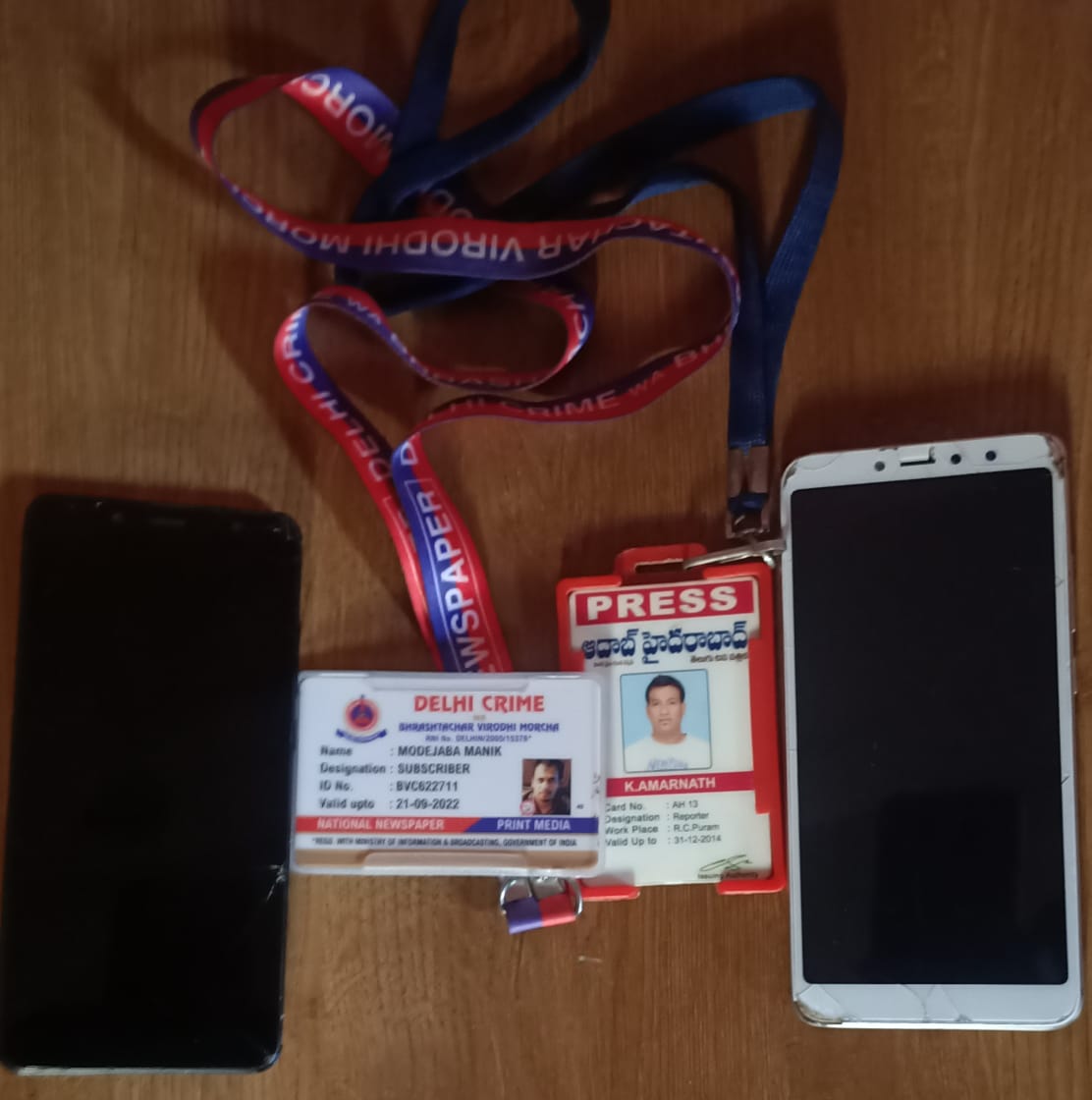 ArbaazTheGreat1's tweet photo. HYDERABAD : Two fake reporters arrested by SOT Madhapur Police after complaint was filled against them for demanding amount from SPA Centre. A two wheeler 2 mobile phones and fake id cards were seized from the accused persons. #hyderabad #SOT #Police #Arrested #Two #FakeReporters https://t.co/a9xW7ryJcK