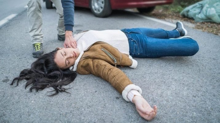 ⚠️Hal yg GAK BOLEH kamu lakukan pas nolong org gak sadar (pingsan, kecelakaan, dll)
1. Ngasih minum
2. Balurin aromaterapi (minyak kayu putih, freshcare, dkk)
3. Tampar2 pipinya
4. Ngasal mindah sebelum menilai derajat cedera korban
5. Paksa mendudukkan korban
6. Mengerubungi