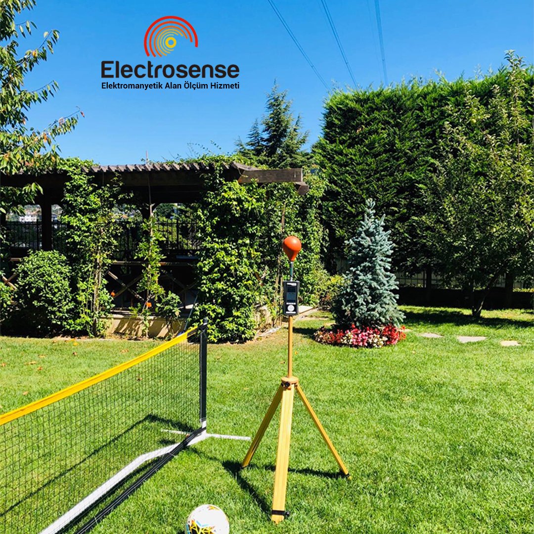 Üzerinden enerji nakil hattı geçen bir ev. 

Maruz kalınan elektromanyetik radyasyon seviyesini ölçüyoruz.

ICNIRP - Uluslararası iyonize olmayan radyasyondan korunma komitesinin sınır değerlerini baz alarak raporluyoruz.

electrosense.com.tr