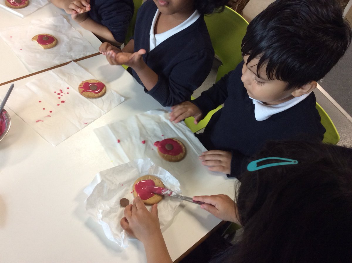 We made some poppy biscuits to remember.... <a href="/LozellsPrimary/">LozellsPrimarySchool</a> <a href="/Dipika4Patel/">Dipika Patel</a>