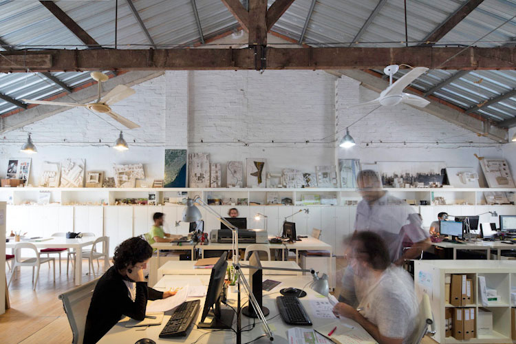 bcnmes's tweet photo. 🧑‍💻 ¡Despídete del pijama! Te dediques a lo que te dediques, en los negocios de la #Comunidad hay un #coworking para ti: 
🍽️ Co-kitchens,🎧 espacios de música, audiovisuales, 🎨 estampación o, simplemente, mesas de oficina en lugares🔝
⚡️ Lista completa en: https://t.co/kKk5ID76e3 https://t.co/QV3yz2NfmH
