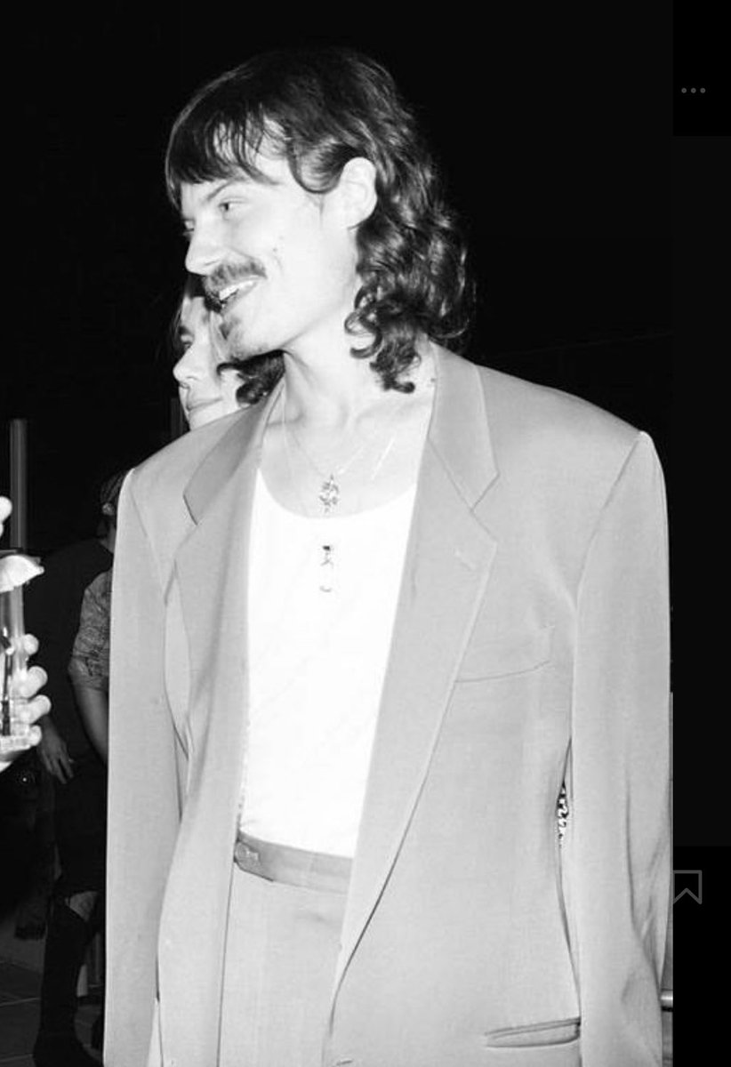 boycottborns's tweet photo. taking the uh… creeper aesthetic a bit literally there @bornsmusic https://t.co/w8jODchBxQ