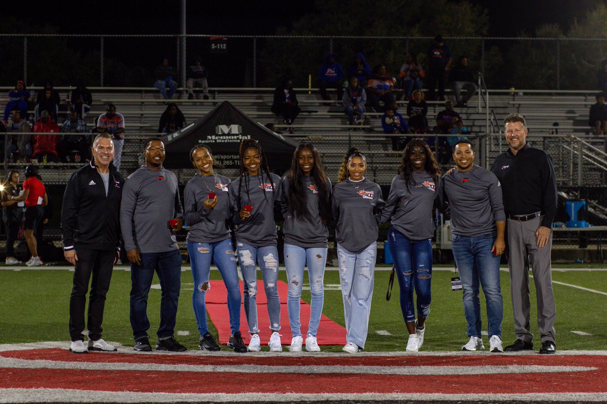 CoachDot5084's tweet photo. These girls are forever @seuniversity legends. Not many can call themselves National Champions. #GoatMaterial #Legendary 🔥🐐👑 https://t.co/TNzWbxISdy