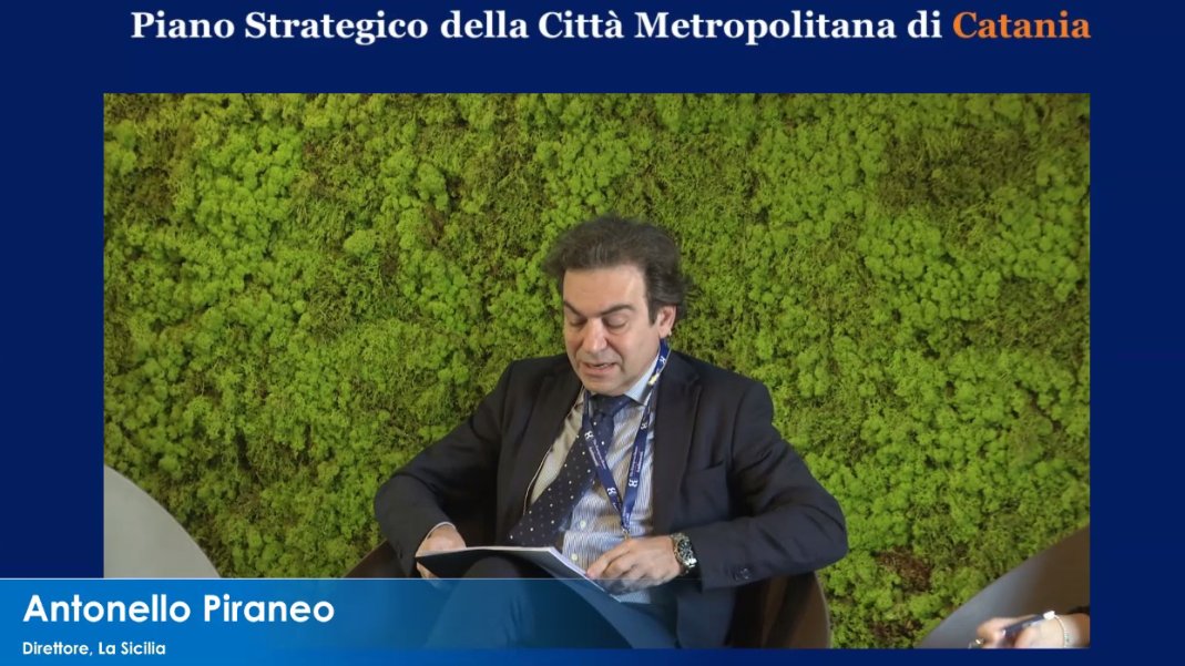 #PianoStrategicoCMCatania
Modera i lavori <a href="/antopiraneo/">antonello piraneo</a> ( Direttore,<a href="/lasicilia/"></a> ) "Catania cantiere aperto. #Catania è stata per decenni la Milano del Sud. Sappiamo cosa potrebbe essere questa città, il tema è capire come realizzare alcuni servizi, come ridurre le disuguaglianze"