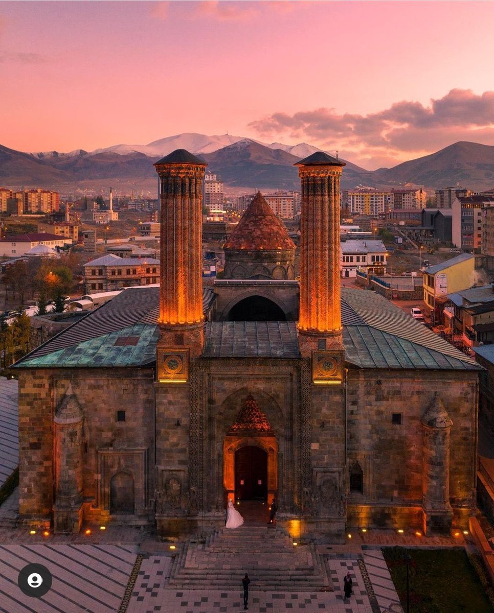 “Yaylam senin hiç gelmez mi güzelin,
Hani yaylam hani senin ezelin?”
…
Vola Ne yazisan ele🤗
#Erzurum