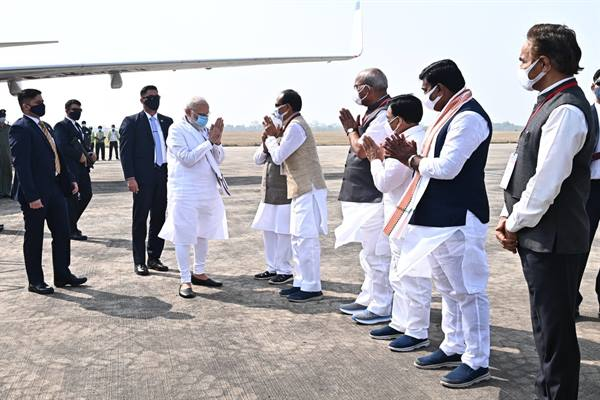 JansamparkMP's tweet photo. स्टेट हेंगर पर राज्यपाल और मुख्यमंत्री ने की प्रधानमंत्री श्री नरेन्द्र मोदी की अगवानी
---
प्रधानमंत्री श्री @narendramodi आज दोपहर जनजाति महानायक भगवान बिरसा मुण्डा की जयंती पर #जनजातीय_गौरव_दिवस में शामिल होने स्टेट हेंगर भोपाल पहुँचे। https://t.co/0cPKBeLpxv