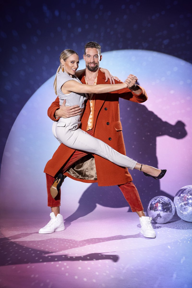 2016: doet geen openingsdans want vindt dat maar raar, zo dansend in het middelpunt van de belangstelling staan terwijl iedereen kijkt en uitbundig staat te klappen zoals overenthousiaste zeehonden. 

2021: doet mee aan Dancing With The Stars. Let's do this! Binnenkort <a href="/Play4_be/">Play4</a>