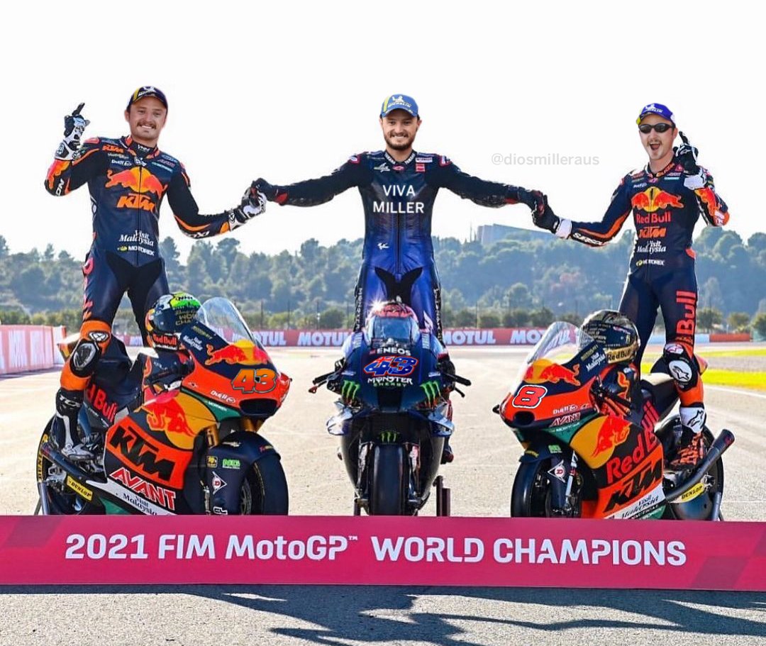 diosmilleraus's tweet photo. The season doesn't officially end until I edit the champions photo 😂 #ELDI43LO 😈 #VivaRules 🏄♂️ #GodChamp 🦈 #MotoGP https://t.co/DSD5jKROzd