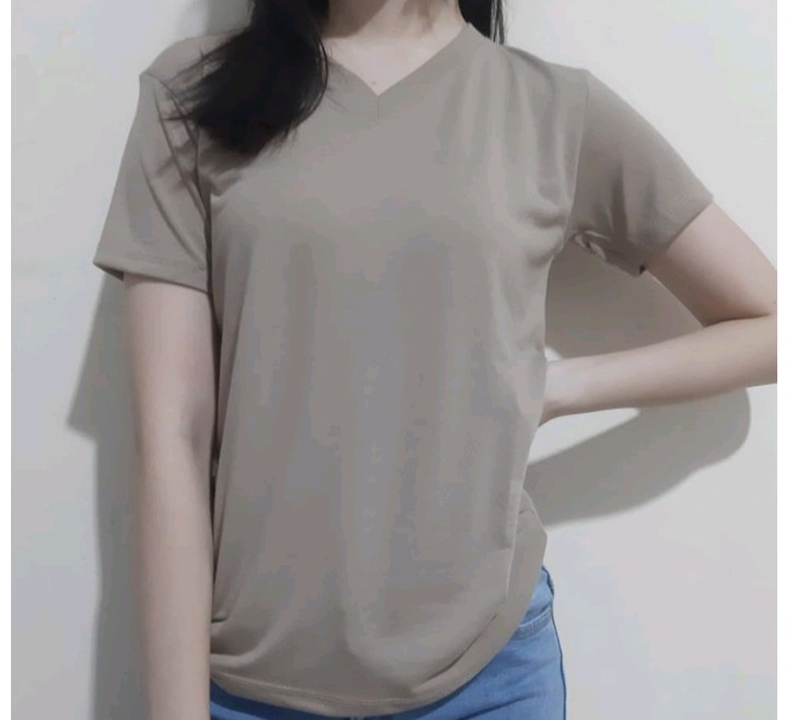 SimpleLookThing's tweet image. kaos v-neck cewek🌱

Buat yg pakai hijab,kaos ini jempol bgt ni, utk daleman yg dipadukan dgn cardigan atau kemeja
Simple but nyaman
Just 16k
shp.ee/dcmvcsj