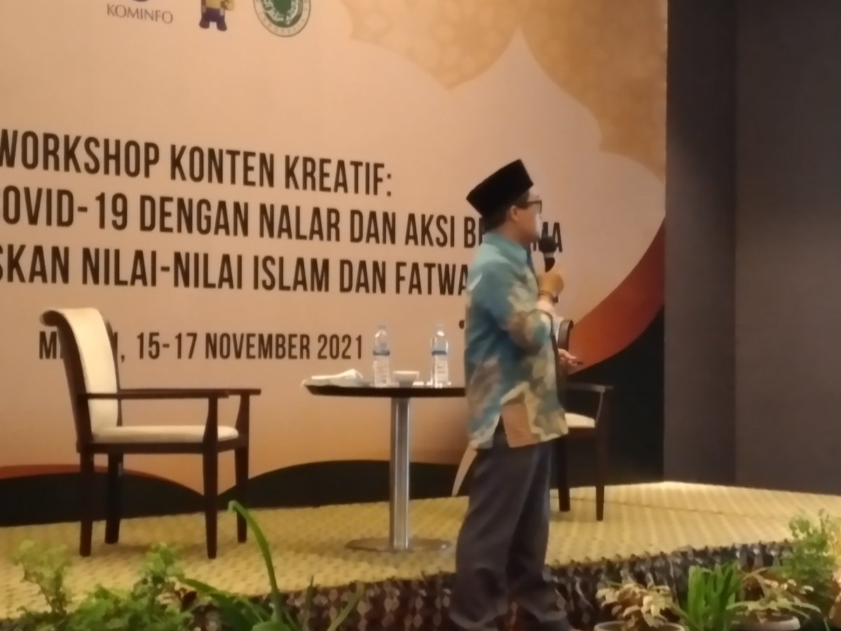 MananSir1's tweet photo. Materi pertama dari dr. Tantan pengurus infokom mui pusat
"Kekuatan kata kata lebih jauh lebih tajam dari pada senjata
#IslamWasathiyahMUI 
#MUISUMUT https://t.co/ZUz3g4QwLl
