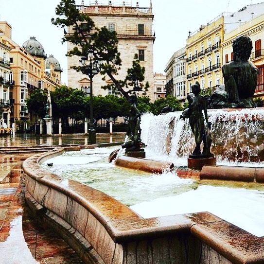 YouVLC's tweet image. BON DIA

Buenos días. Comenzamos este martes desde el mismo corazón de la ciudad, al lado de esta querida fuente...