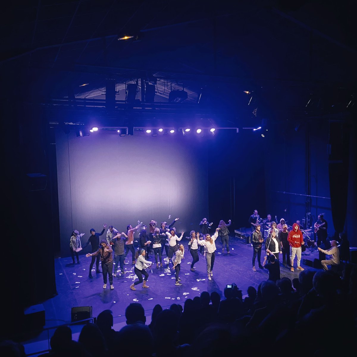 👏🏼 Salle comble et pluie d'applaudissements ! Danse, #théâtre et chant, les artistes du projet #Persona! nous présentaient leur tout nouveau spectacle #Pinocchio. Le projet résulte de la rencontre de 2 univers : celui de la culture et de la santé mentale. <a href="/ch_perrens/">CH Charles Perrens</a> @ari_accomp