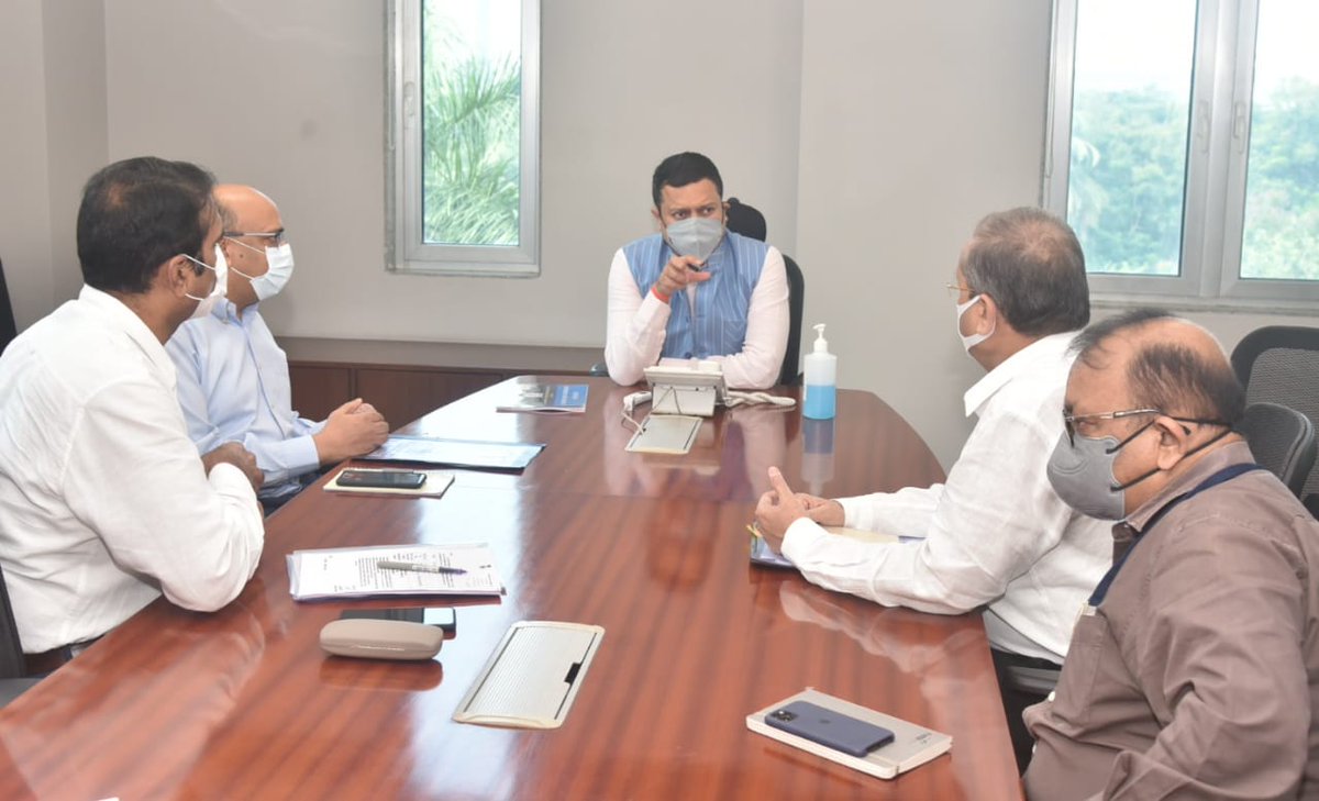 #यवतमाळ येथील शासकीय वैद्यकीय महाविद्यालयाच्या परिसरात घडलेली घटना अत्यंत गंभीर असून राज्यातील सर्व शासकीय वैद्यकीय महाविद्यालय परिसरातील यंत्रणा अधिक सक्षम करण्यावर संबंधित अधिष्ठांतामार्फत भर देण्यात यावा असे आज मंत्रालयात आयोजित आढावा बैठकीत सांगितले. 
#muhs