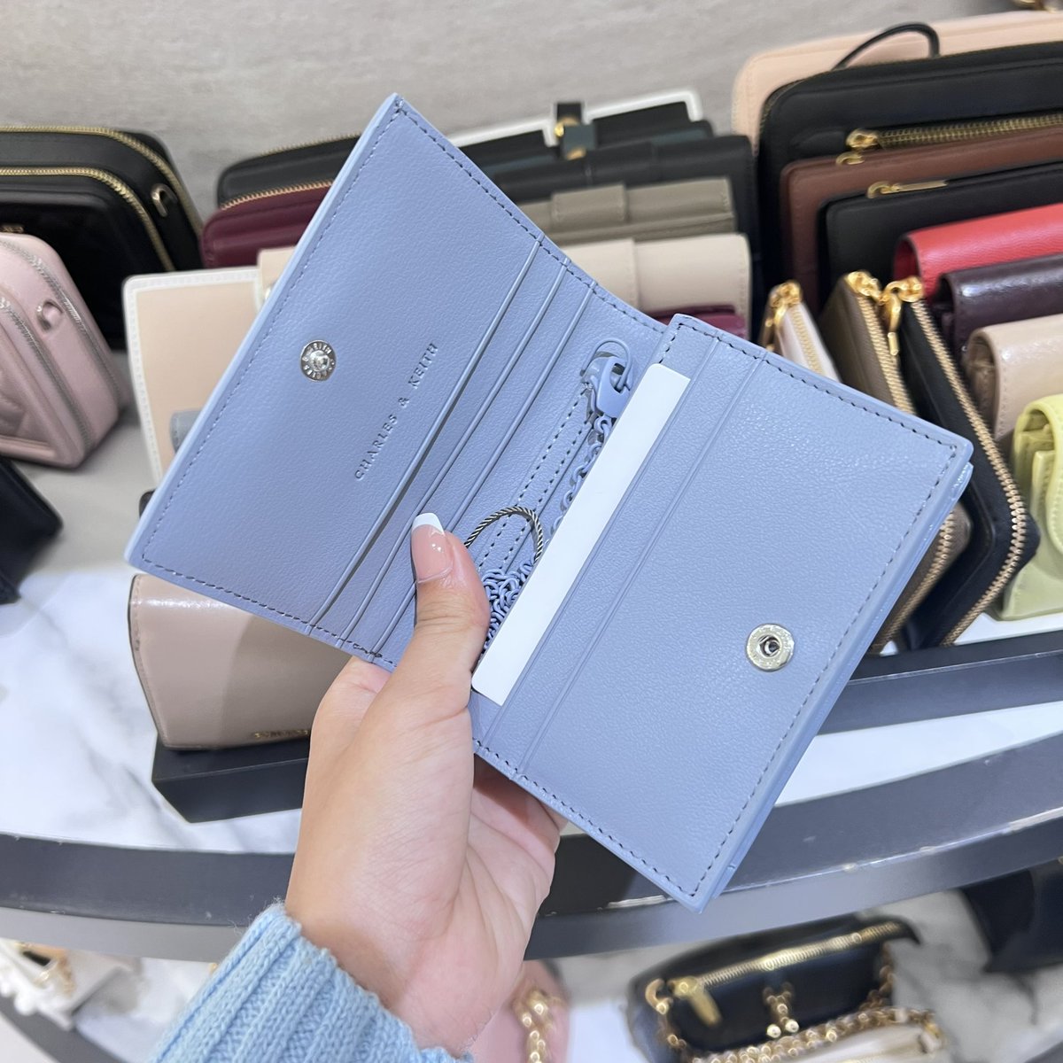 กระเป๋าตัง charles &amp; keith ใบนี้น่ารักมากกก ดูใส่ของได้เยอะนะ และน้องมีสายโซ่มาด้วย อันนี้สี light blue ค่าตัวน้องไม่แพง 1,490 บาท เองงง