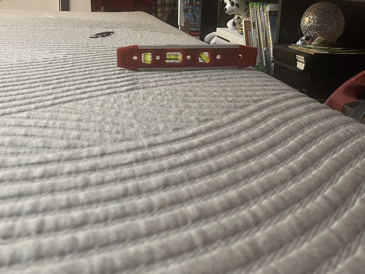 shadowmidna's tweet image. @sleepnumber your customer service is awful. Thanks for selling me a lemon then getting the runaround on the phone. I am on disability and have back/neck problems that have gotten severe due to your mattress. Mattress is on the floor it shouldn’t be uneven like this!