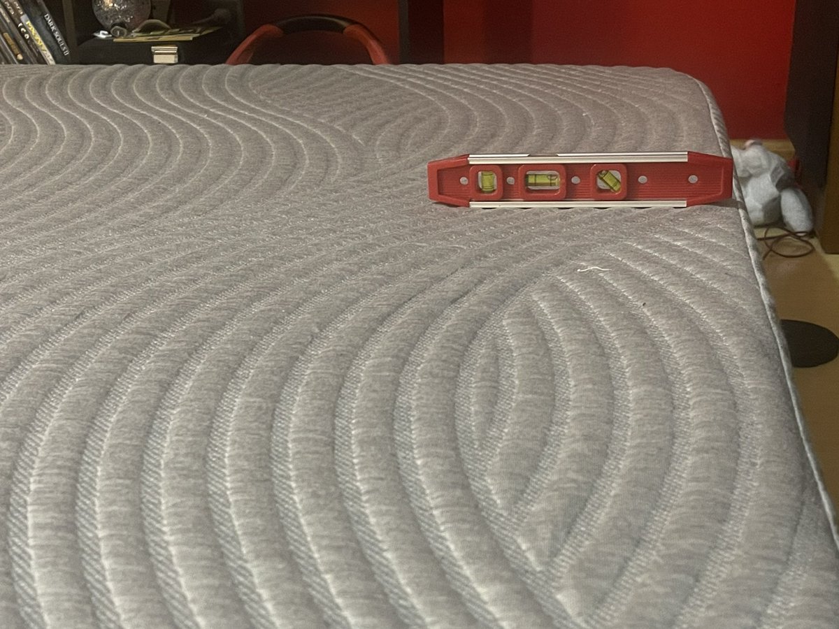 shadowmidna's tweet image. @sleepnumber your customer service is awful. Thanks for selling me a lemon then getting the runaround on the phone. I am on disability and have back/neck problems that have gotten severe due to your mattress. Mattress is on the floor it shouldn’t be uneven like this!