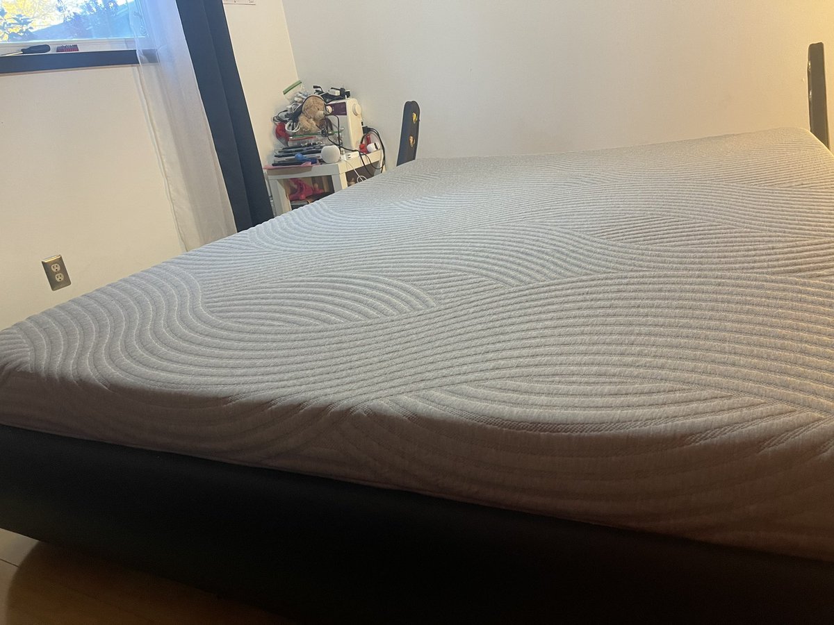 shadowmidna's tweet image. @sleepnumber your customer service is awful. Thanks for selling me a lemon then getting the runaround on the phone. I am on disability and have back/neck problems that have gotten severe due to your mattress. Mattress is on the floor it shouldn’t be uneven like this!