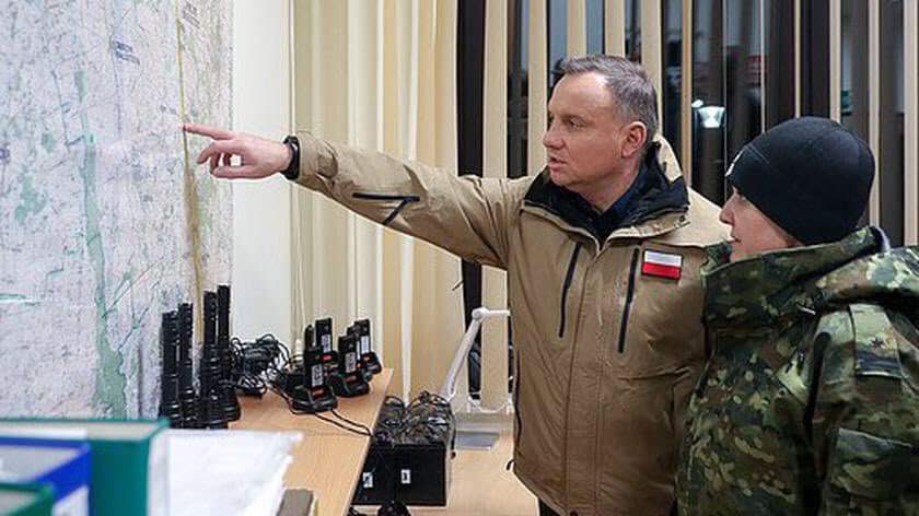 OJobard's tweet photo. Andrzej Duda wspomniał wiele razy, że polskie służby wspaniale wykonują swe zadania nie tylko na linii granicznej, że panujemy nad sytuacją na granicy, jej ochrona to wypełnienie unijnych zobowiązań. Czy unijnym zobowiązaniem jest niehumanitarne traktowanie uchodźców? https://t.co/ffIvXxkdvo