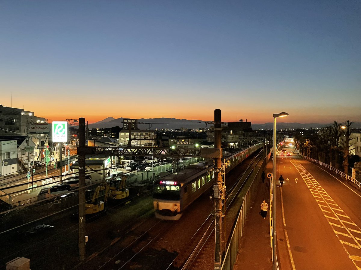 quinmy105's tweet photo. 夕焼けの富士山が綺麗でしたよ〜
#イマソラ
#さっきの空
#富士山
#相鉄線
#夕焼け
#sunset
#sky
#mtfuji https://t.co/udqnxRs9ck