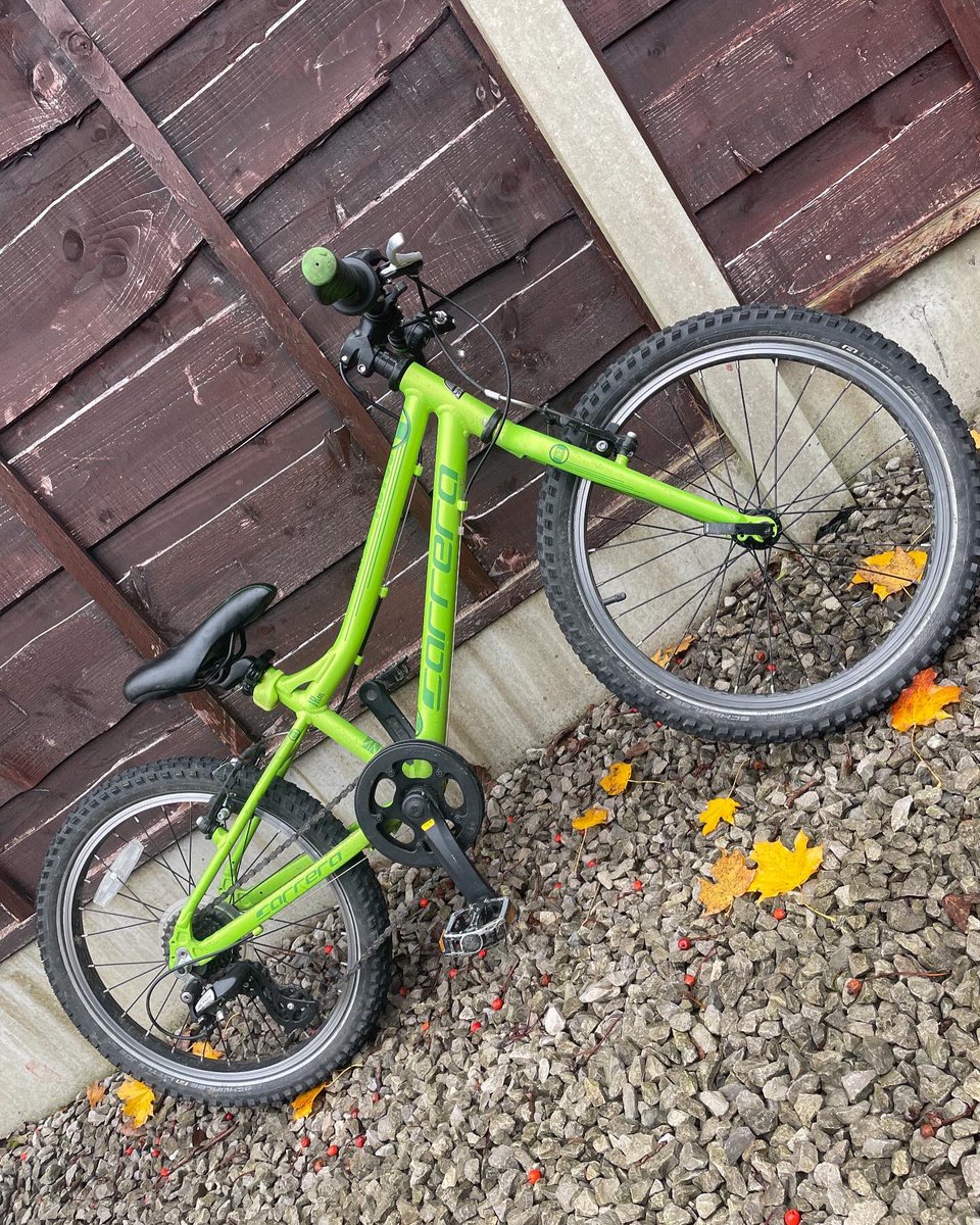 EpicEvie2's tweet photo. My cousin is selling his bike

carerra 20” wheel
In good used condition
7 speed twist gears for easy shifting
Tektro V brakes
Upgraded tyres to shwalbe little Joes trail tyres that are literally brand new
£270 new 
£110ono
Collection only or delivery local if price is right https://t.co/NLZ8JvO3ji