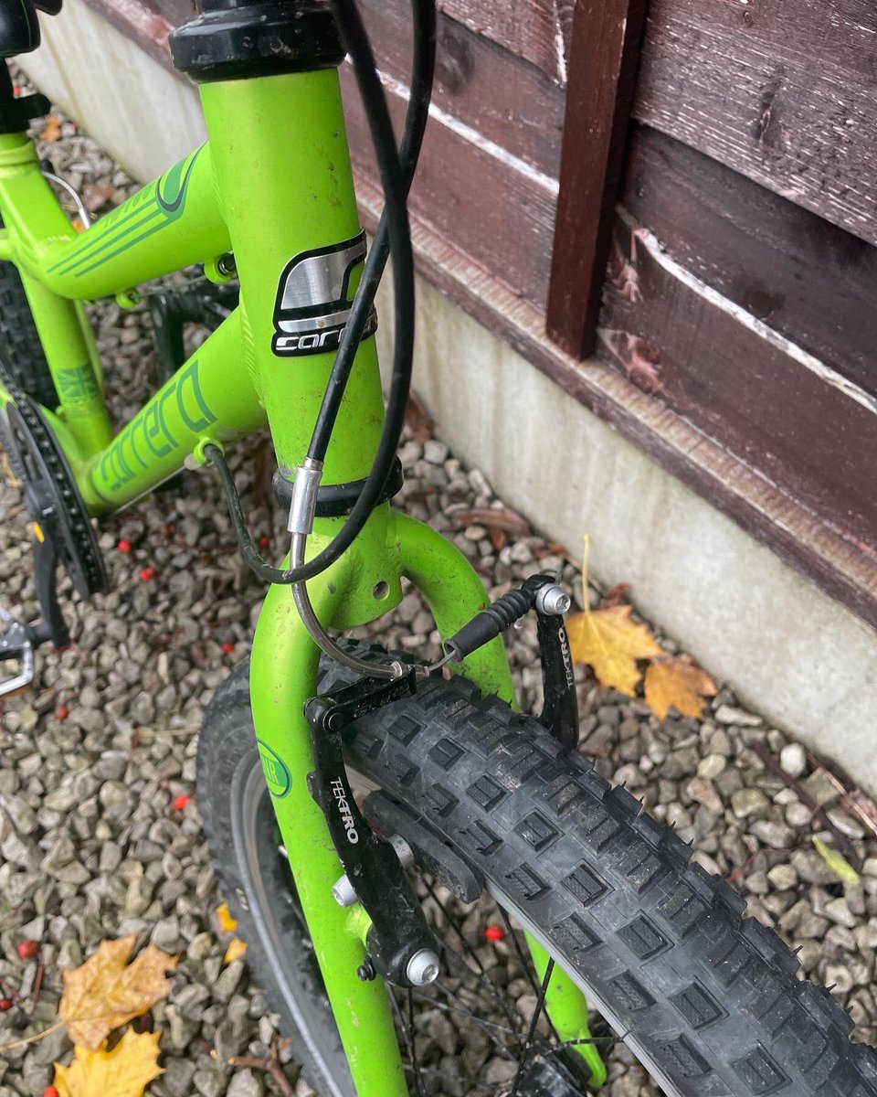 EpicEvie2's tweet photo. My cousin is selling his bike

carerra 20” wheel
In good used condition
7 speed twist gears for easy shifting
Tektro V brakes
Upgraded tyres to shwalbe little Joes trail tyres that are literally brand new
£270 new 
£110ono
Collection only or delivery local if price is right https://t.co/NLZ8JvO3ji