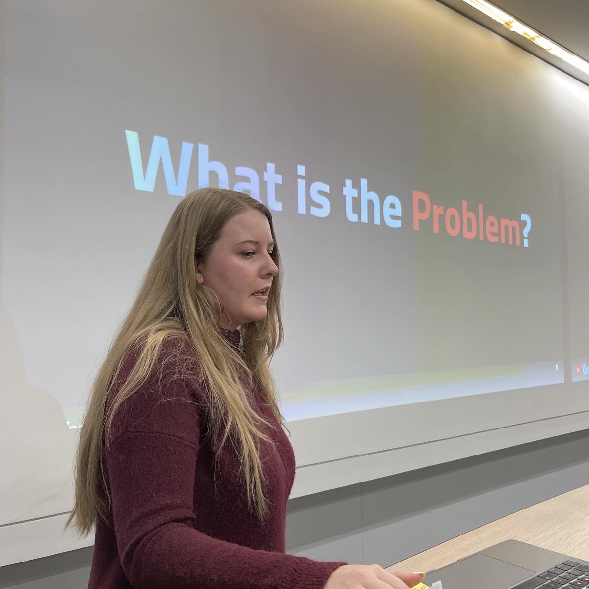pradvuow's tweet photo. Three #alumni from our #PRadv course came to discuss Final Projects and strategies in our high tech lecture theatre 1. @gogomiro1996 #zuzanna came to the campus to present and @NovPastore   beamed in from her job in #Publicis to review how to evaluate a strategy https://t.co/o7qsleZ4Cv