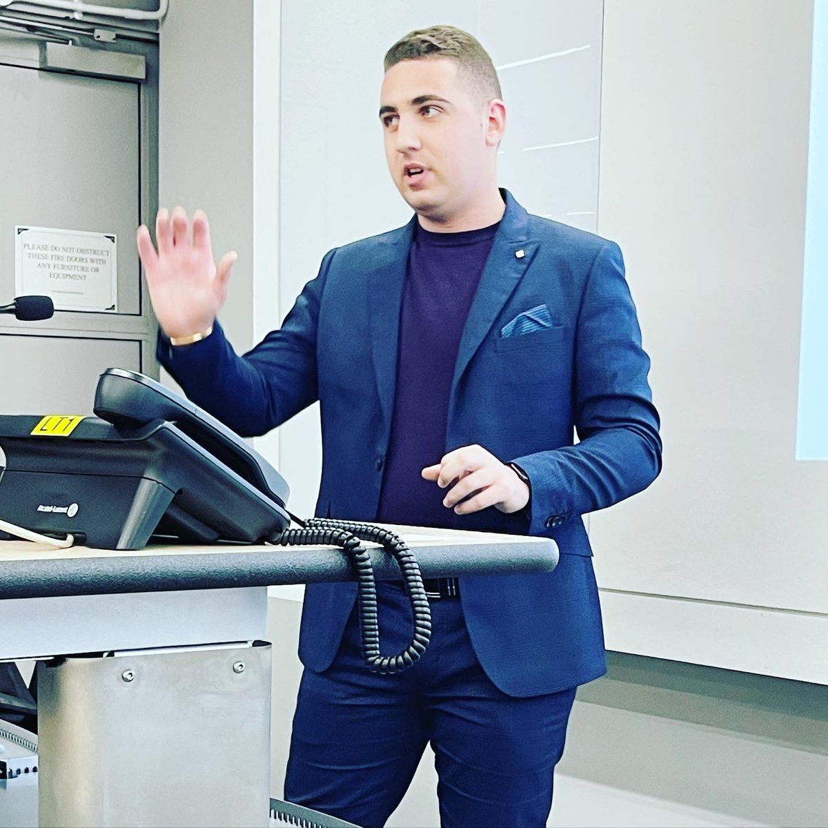 pradvuow's tweet photo. Three #alumni from our #PRadv course came to discuss Final Projects and strategies in our high tech lecture theatre 1. @gogomiro1996 #zuzanna came to the campus to present and @NovPastore   beamed in from her job in #Publicis to review how to evaluate a strategy https://t.co/o7qsleZ4Cv