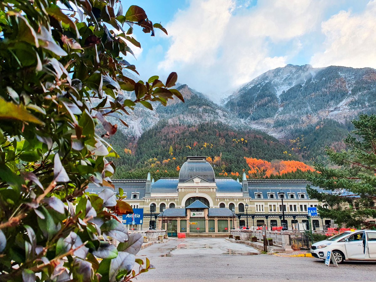 Bonjour! Hoy hemos amanecido...😍
¡EXPLOSIÓN DE COLORES EN 🧡#CANFRANC!
¿Vienes a conocerlo?
¡No te arrepentirás!

CANFRANC.ES 
☎️974.37.31.41