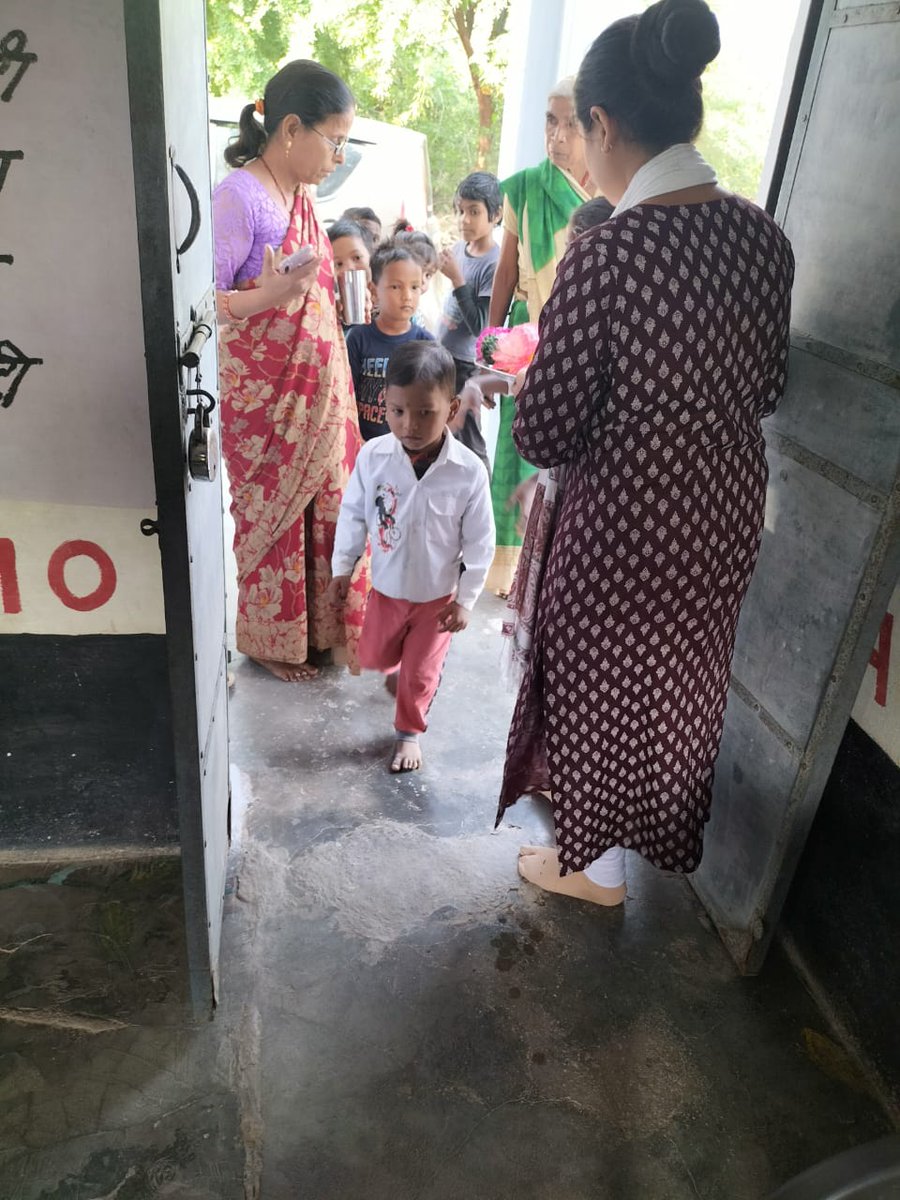 icdsgird's tweet photo. आंगनवाड़ी केन्द्र मोहन 1, ग्वालियर में बच्चों को तिलक लगाकर स्वागत किया https://t.co/GR2qGVJaws