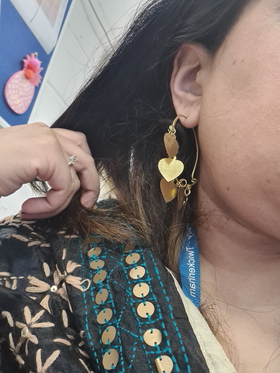 BirkMandy's tweet photo. Today I am representing my punjabi culture.  I am wearing a Phulkari which means 'flower craft'. It's the rural embroidery tradition in punjab. Earrings are called Papil Patti..
What are you wearing?
What have you brought?
@InterfaithSt 
@stmaryssu 
@SimmsChaplaincy https://t.co/5xqeEKJhk0
