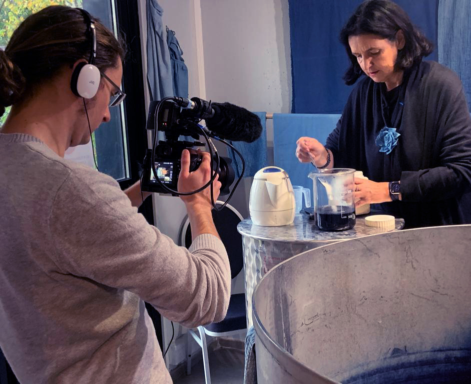 #LIVE Nous sommes fiers de démarrer la semaine avec un tournage pour la RTBF qui sera diffusé sur <a href="/TV5MONDE/">TV5MONDE</a>. L’émission s'appelle "Un œil sur demain" ce sera un reportage sur la couleur dans le textile, avec un focus sur la teinture naturelle végétale au Pastel Isatis Tinctoria L