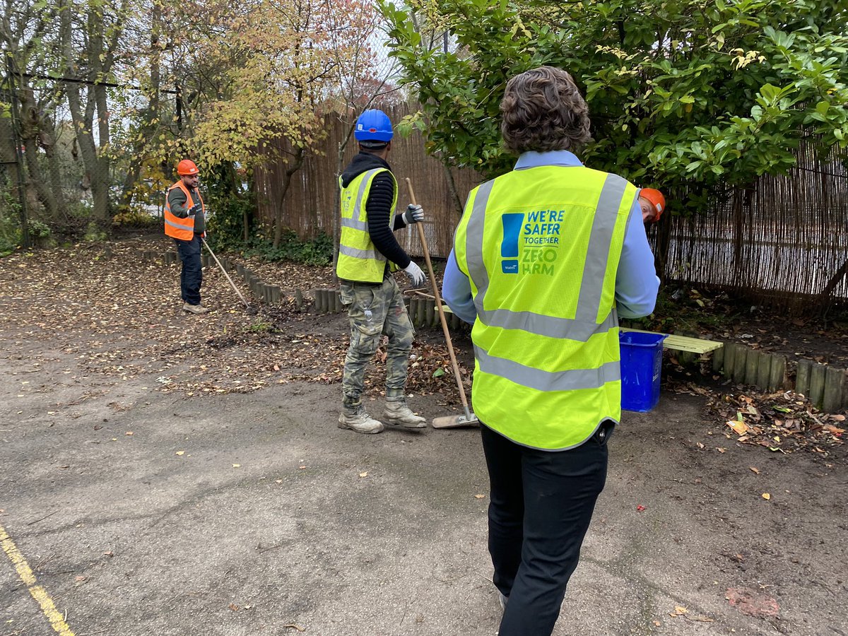 Danielle_B_CSR's tweet photo. @WatesGroup Kersfield project team are volunteering today at @roechurch_sch in @wandbc helping the school with grounds tidy up and maintenance. #Wecare #communitygiving https://t.co/00F2N7alCO