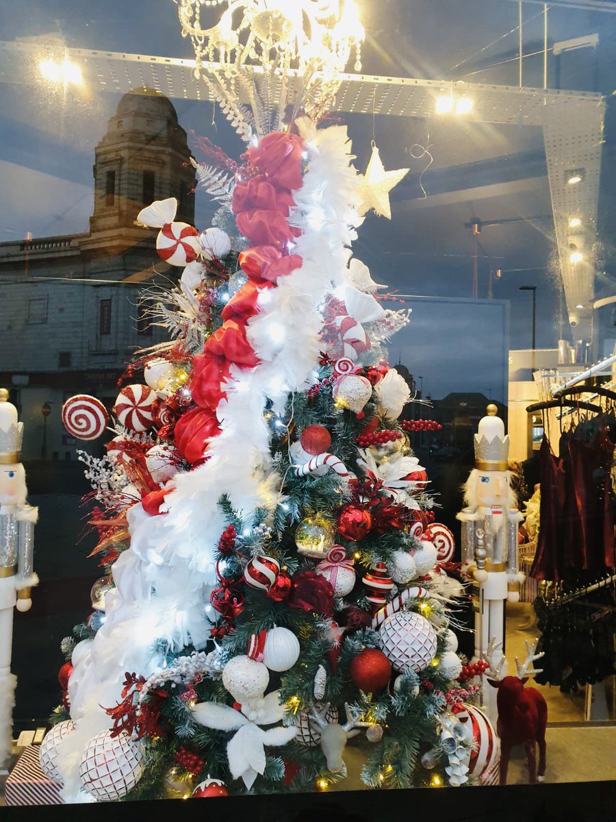 It’s beginning to look a lot like Christmas 🎄🎁🎀#Christmas #lingerie #gifts #brafitting #Christmasgifts #freewrapping #shoplocal