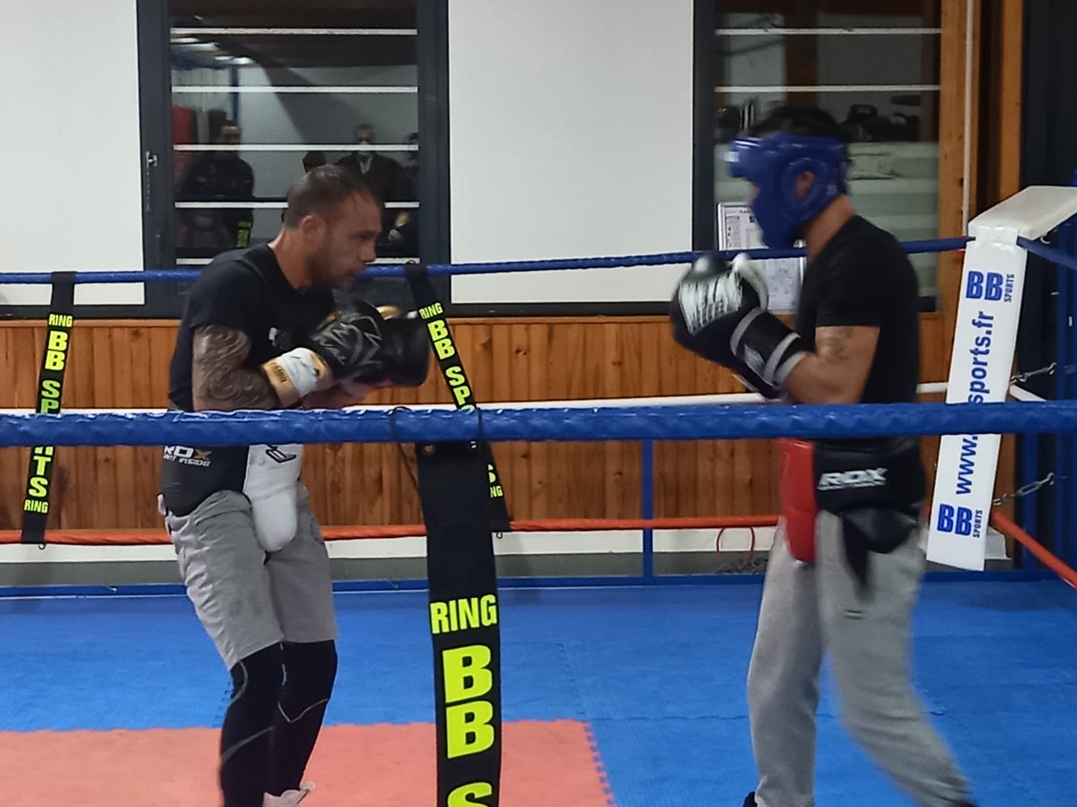 Angers's tweet photo. Georges Ory se prépare pour le 4 décembre 🥊#SportAngers, il avait pour sparring-partner Santiago San Eusebio #LyonBoxe hier soir à la salle Saint Vincent de Paul. https://t.co/oUSnAYCn8z