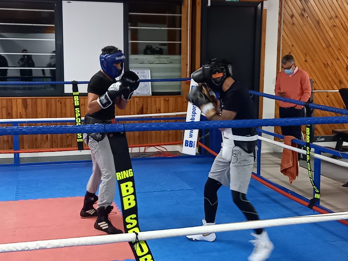 Angers's tweet photo. Georges Ory se prépare pour le 4 décembre 🥊#SportAngers, il avait pour sparring-partner Santiago San Eusebio #LyonBoxe hier soir à la salle Saint Vincent de Paul. https://t.co/oUSnAYCn8z