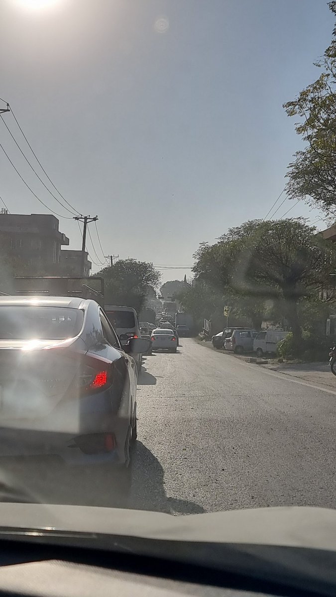saadat714's tweet photo. What the hell is going on, people with kids are stuck for more then 2 hours #ITP #Islamabadtrafficpolice https://t.co/CH0msOEWll
