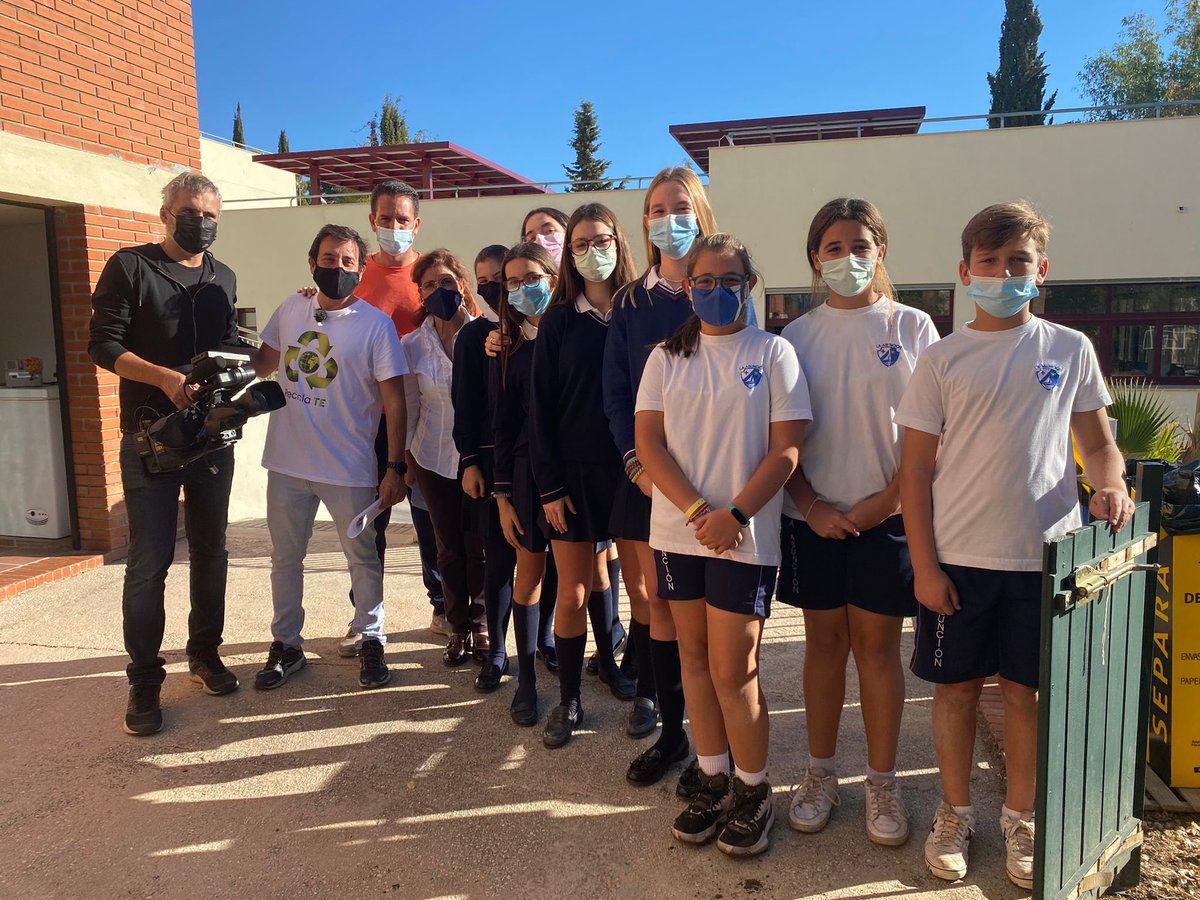 Asuncionmalaga's tweet photo. 📌 Hoy nos han visitado el programa 🎥 #LaPizarraMágica de @CanalMalagaRTV, programa educativo de la televisión municipal.
Se ha puesto en valor el #proyectoAldea para el fomento de la concienciación medioambiental ♻️.
#masvidaentusmanos #SomosAsunción #asuncionmalaga https://t.co/hJIkyuN7Is