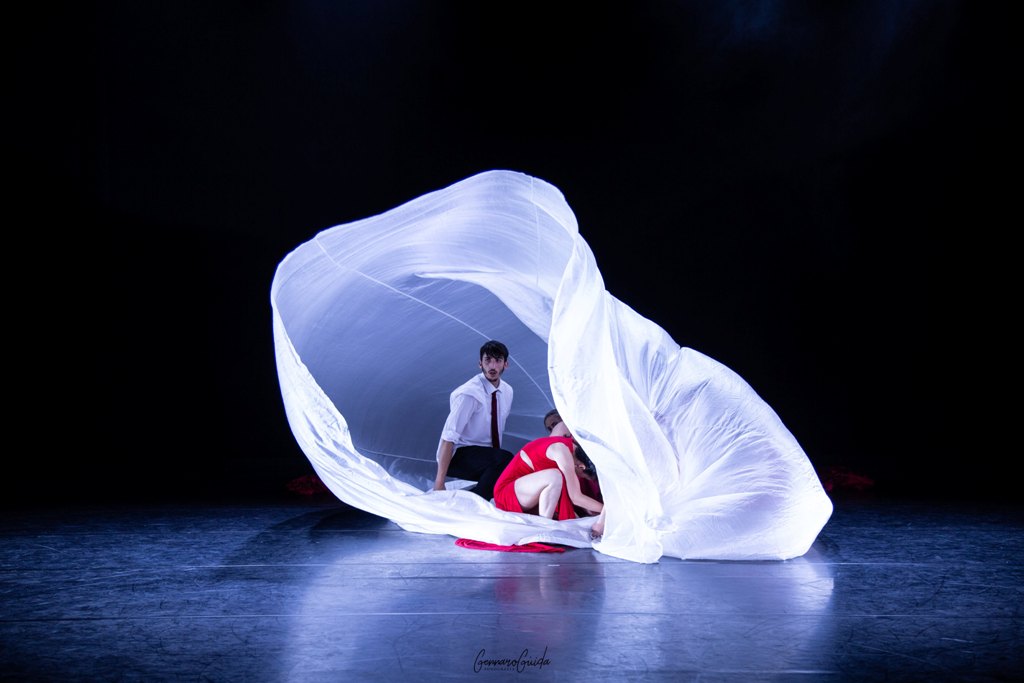 teatroleforche's tweet photo. Teatro danza con la @ResExtensaDanza domani sera, al Teatro Comunale di Massafra (TA), per la rassegna 'Tessiture - Stagione delle Residenze". Sipario ore 21.00. Prenotazioni al numero 3246103258. https://t.co/V0muugOnxh